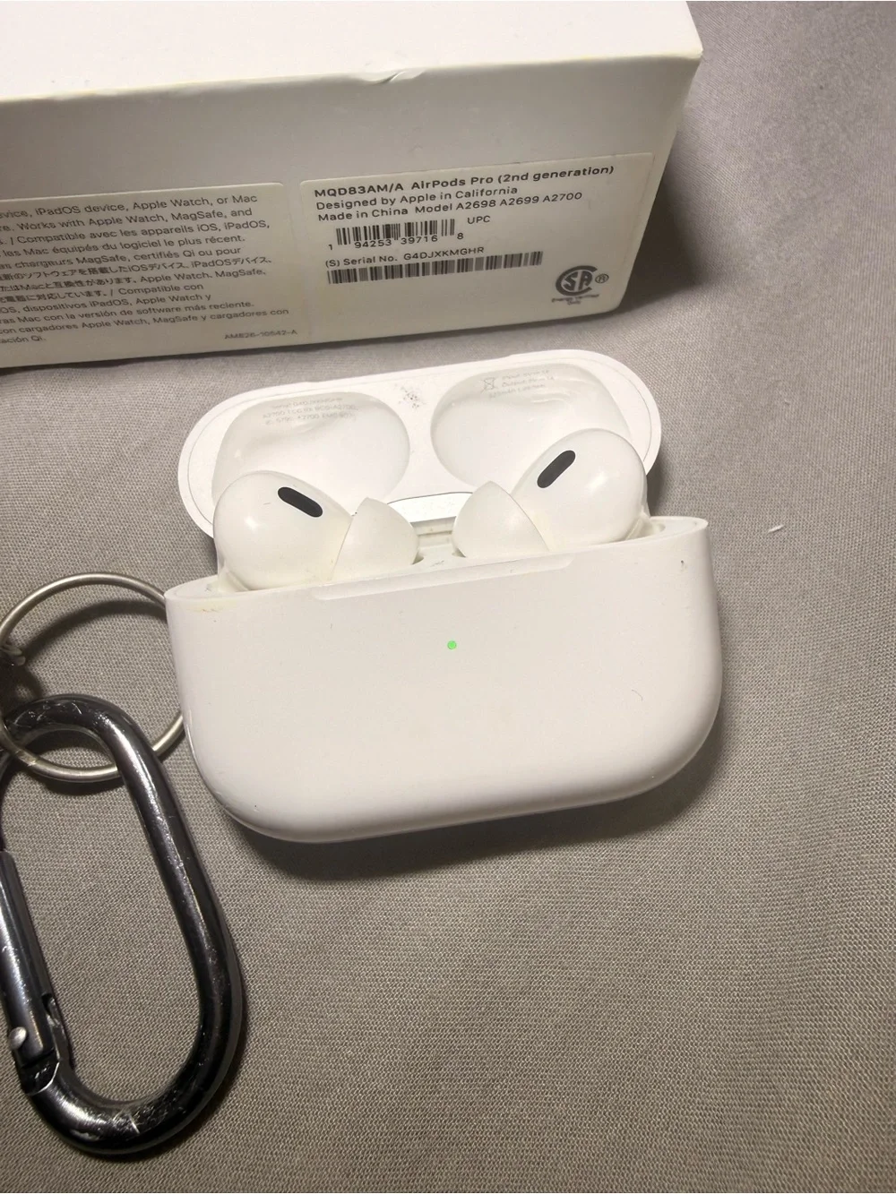 Apple AirPods Pro (2nd Gen) Wireless Earbuds Lightning with box and carry case